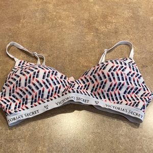 Womens Victoria Secret no wire bra size 34B
